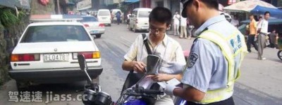 如果有驾驶证，骑无牌照的摩托车被交警逮到，会怎么样